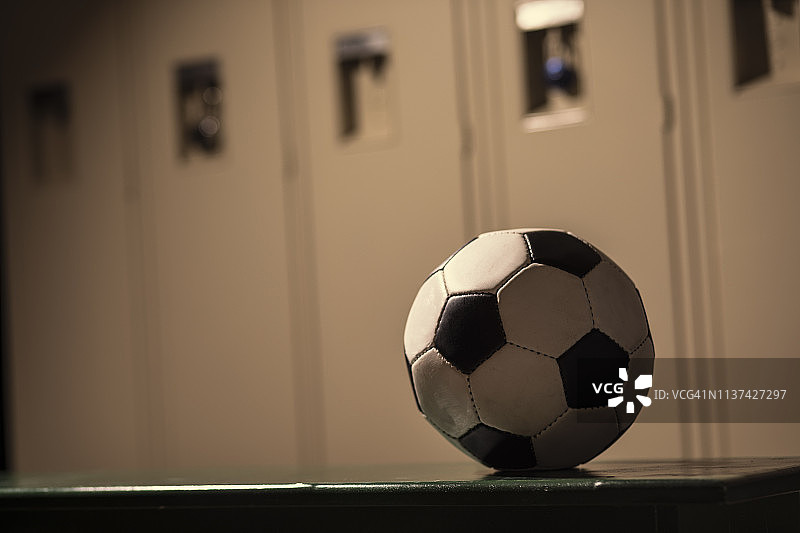 学校体育馆更衣室的足球运动器材。图片素材
