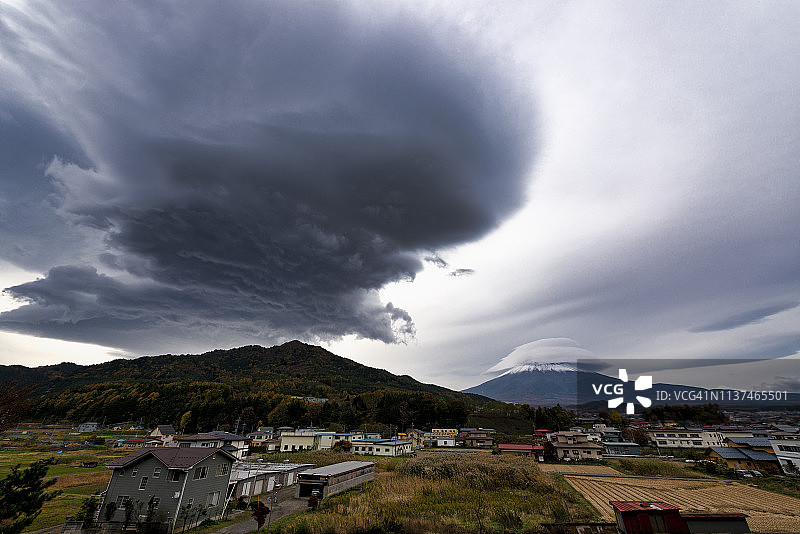 富士山的透镜状云图片素材