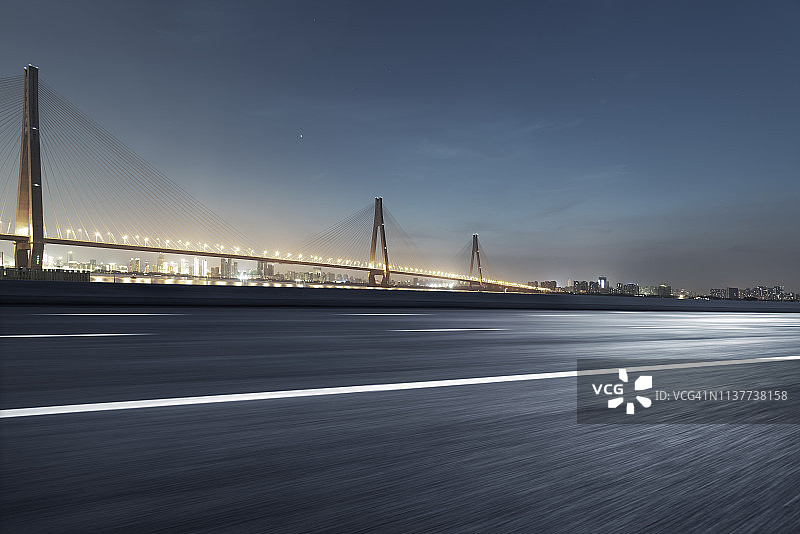 高速公路附近的桥在黄昏为汽车商业图片素材