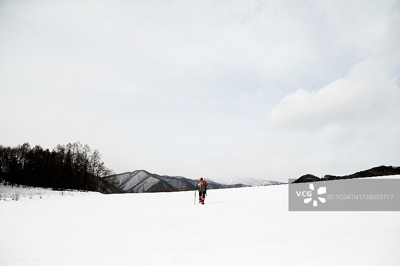 一个猎人径直穿过雪地图片素材