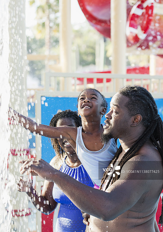 非裔美国女孩和父母在水上公园图片素材