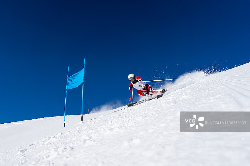 大回转滑雪比赛一名男性滑雪者在蓝门图片素材