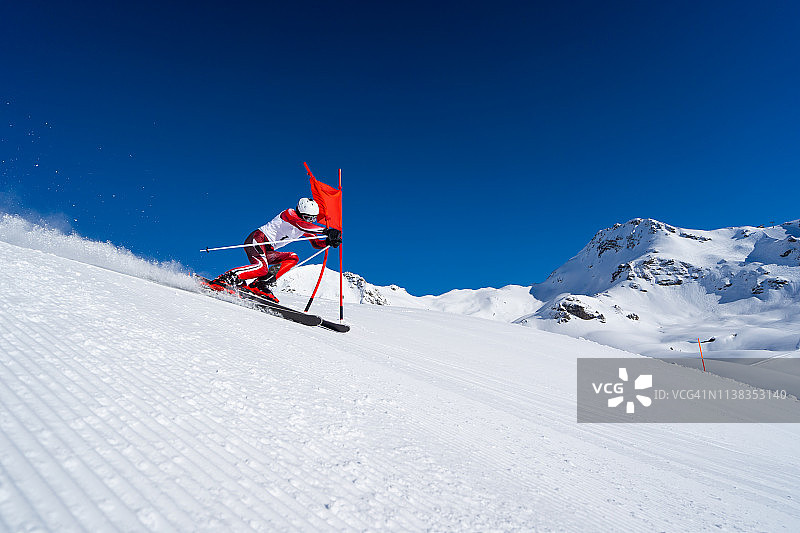 专业滑雪运动员在大回转训练期间图片素材