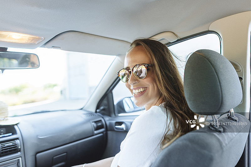 坐在汽车副驾驶座上的幸福女人图片素材