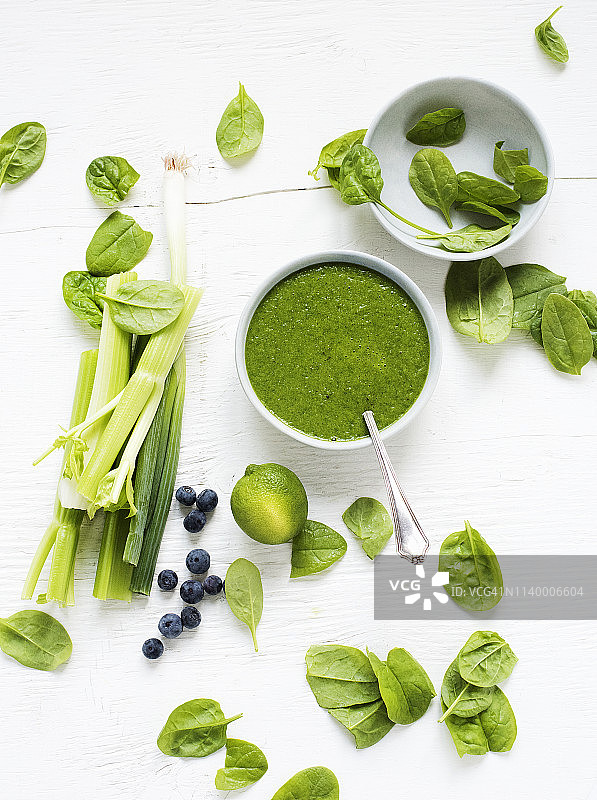 一碗新鲜菠菜汤，配芹菜、葱和蓝莓图片素材
