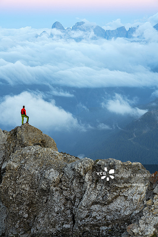 意大利，威尼托，Dolomites, Alta Via Bepi Zac，一位登山运动员站在paldi San Martino山上，夕阳西下图片素材