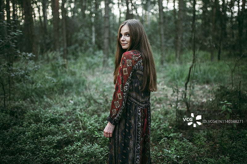 一个女人走在森林里图片素材