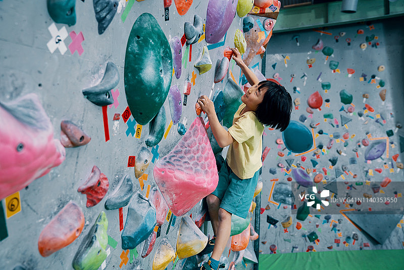 一个小女孩正在攀岩馆攀岩图片素材