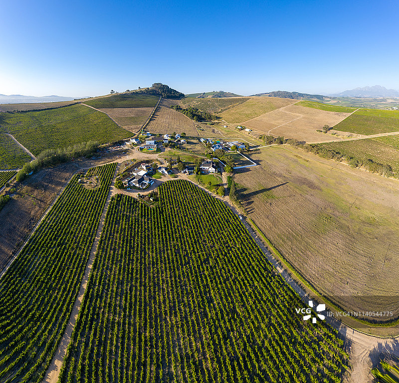 4K美丽的鸟瞰图在葡萄酒庄园与风景如画的山在西开普省，南非图片素材