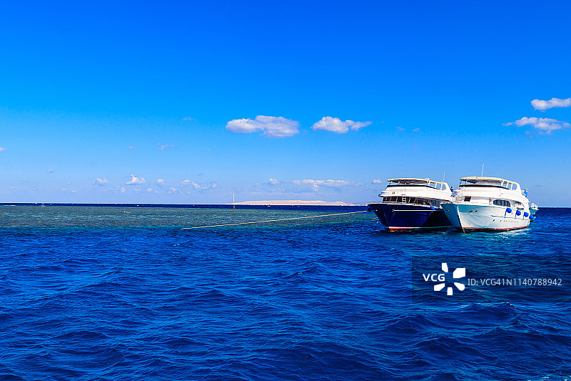 白色游艇停泊在埃及红海的珊瑚礁附近图片素材