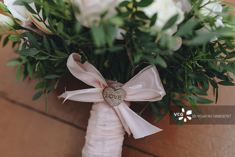 婚礼花束用粉色丝带系着图片素材