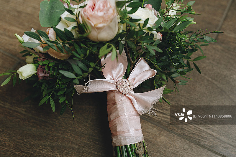 婚礼花束用粉色丝带系着图片素材