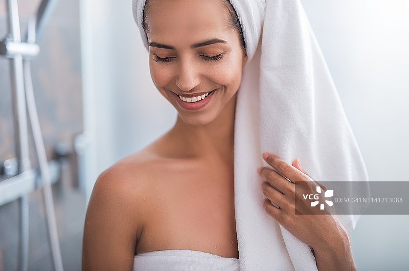 淋浴后微笑的女性图片素材