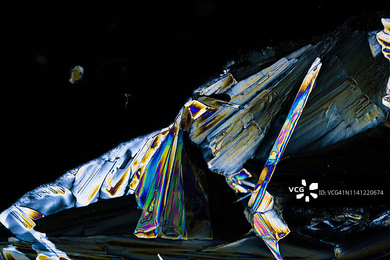 偏振光下的硫酸锌晶体图片素材