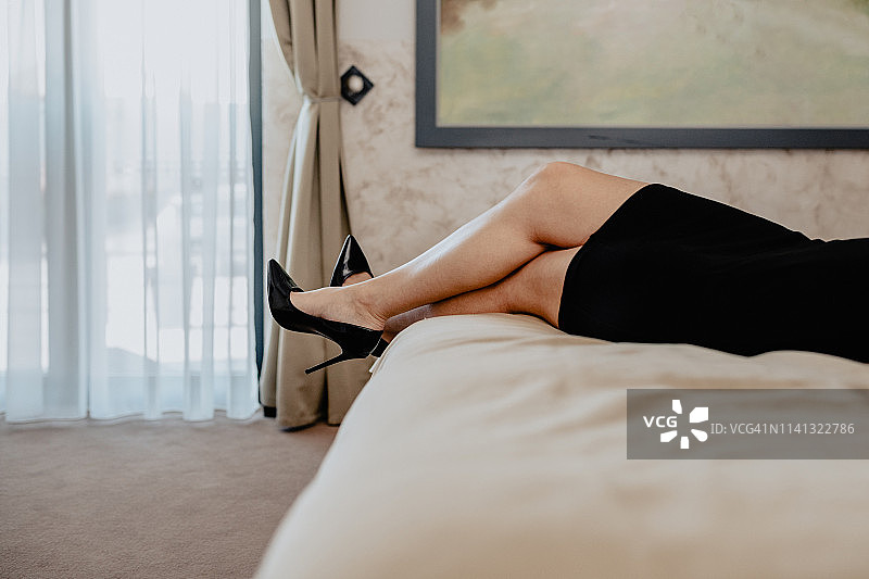 在豪华酒店房间里放松的女商人图片素材