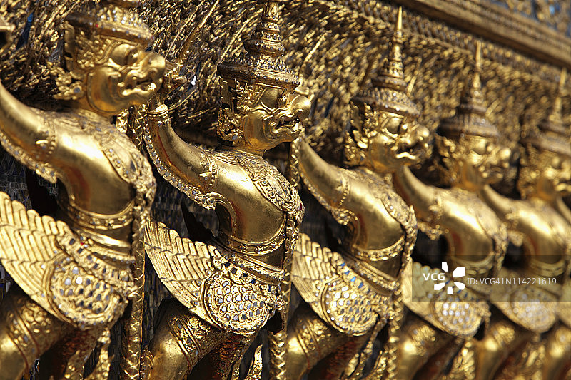 泰国曼谷大皇宫的金色雕像图片素材