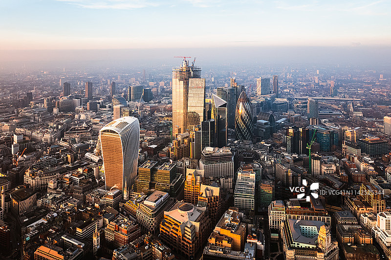 英国日落时的伦敦城鸟瞰图图片素材