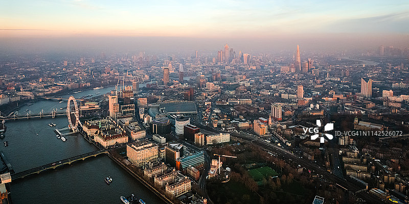 伦敦泰晤士河日落时的空中全景图图片素材