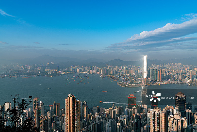美丽的日落在香港维多利亚港图片素材