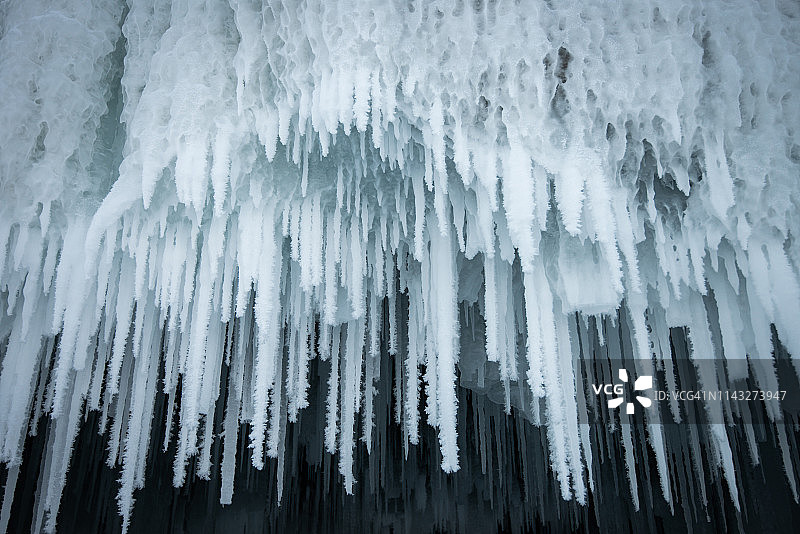 冰柱从洞顶垂下图片素材