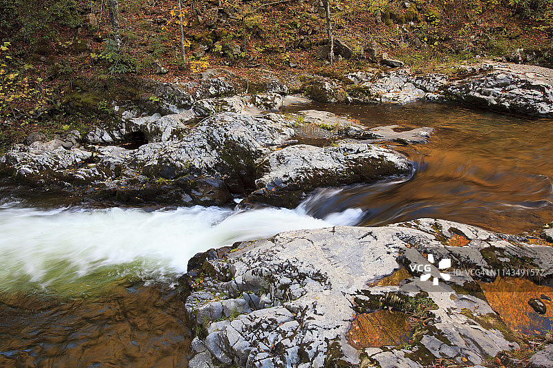 瀑布与秋天的倒影沿着小河边，田纳西州，美国图片素材