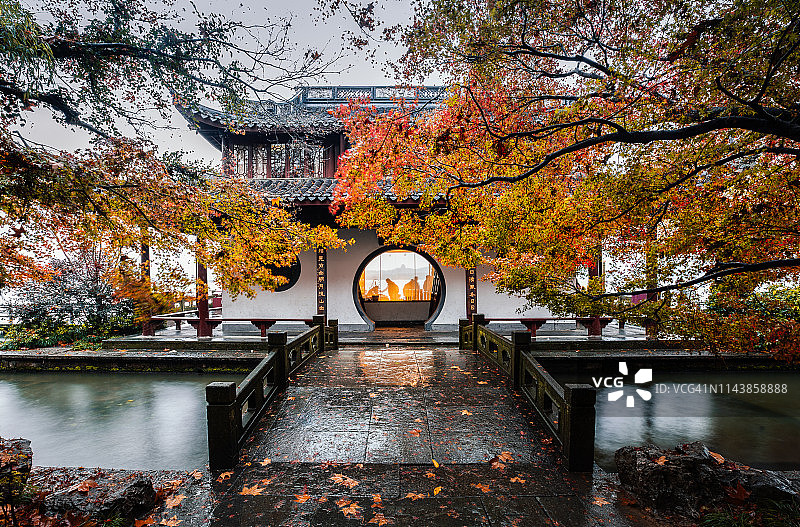 秋天在杭州西湖的中国古典园林图片素材