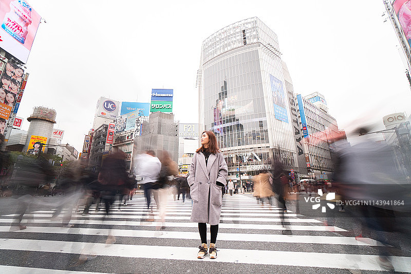 涩谷，一个站在街上的女人图片素材