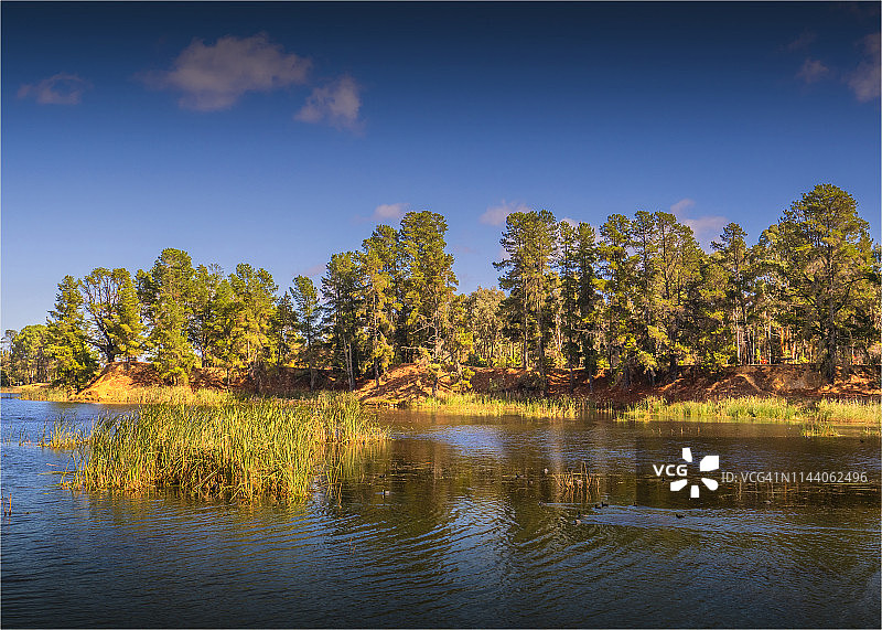 位于澳大利亚维多利亚州中部比奇沃斯镇的美丽如画的观赏性桑贝尔湖和周围呈现秋色的公园。图片素材