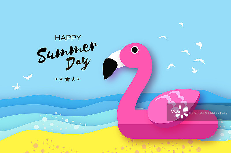 巨型充气粉色火烈鸟剪纸风格。折纸池漂浮的玩具在阳光明媚的沙滩上与沙子和水晶清澈的蓝色海水。暑假。图片素材