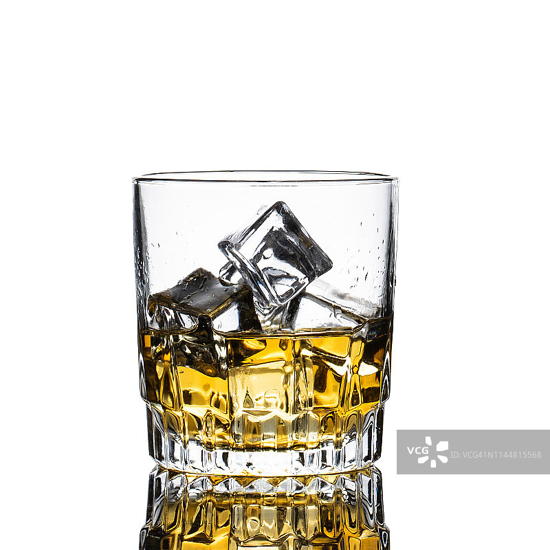 威士忌酒杯特写，白色背景，许多冰块掉落和溅起图片素材