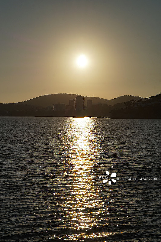 西班牙马略卡岛帕尔马诺瓦附近海湾的日落图片素材