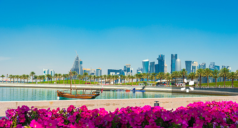 卡塔尔，多哈——摩天大楼的现代天际线图片素材