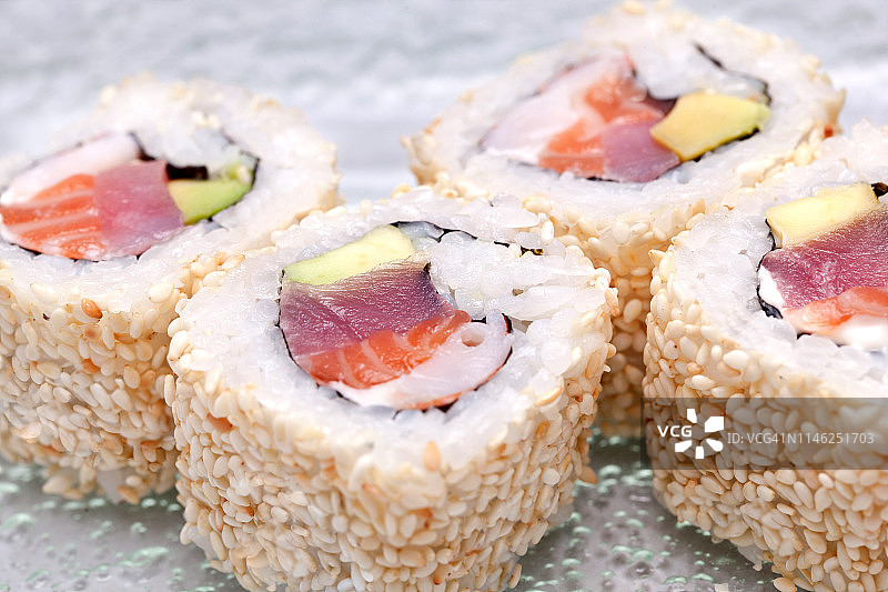 寿司手卷金枪鱼和鲑鱼，鳄梨芝麻和红鱼子酱图片素材