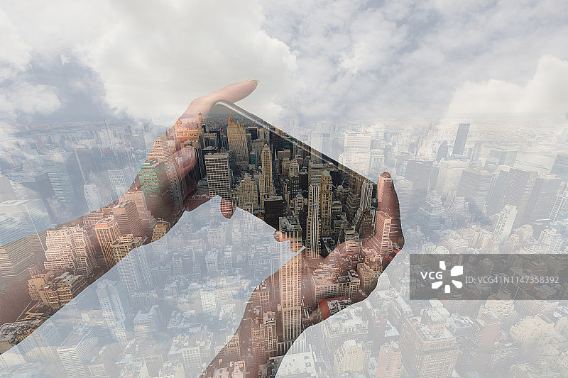 智能手机和曼哈顿的双重曝光图片素材