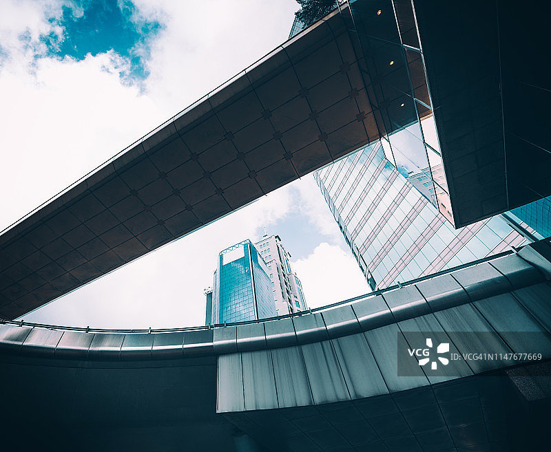 香港中环的现代建筑和空中步道图片素材