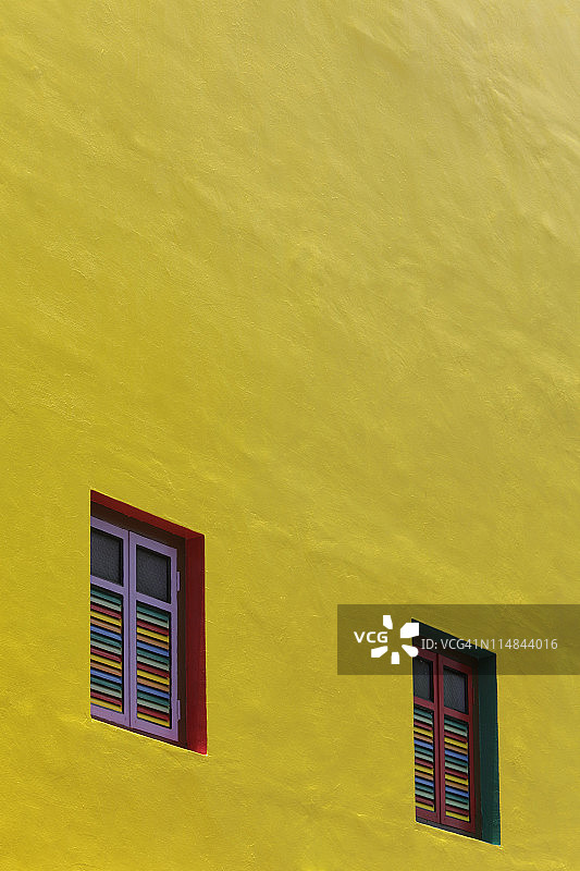 黄色的墙壁和色彩鲜艳的窗户图片素材