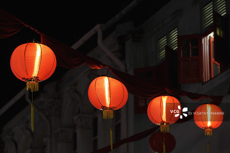 街上的红灯笼在夜晚闪闪发光图片素材