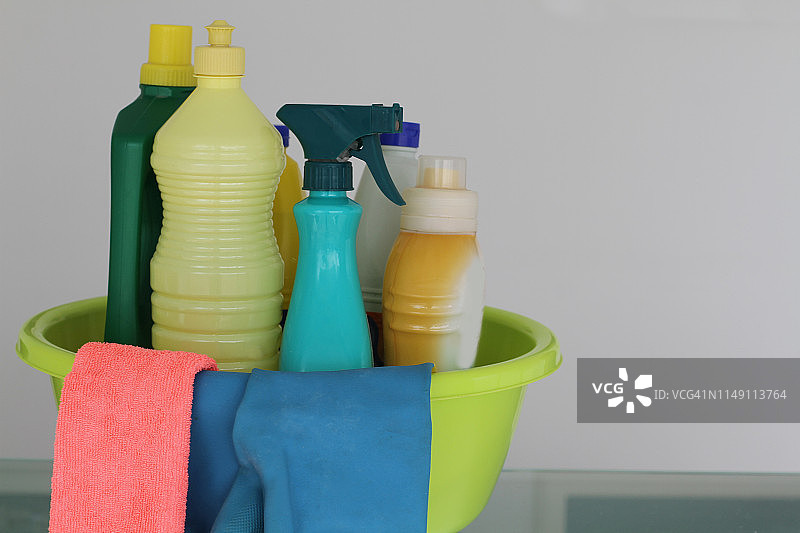 洗涤剂瓶子和清洁用品在一个桶图片素材