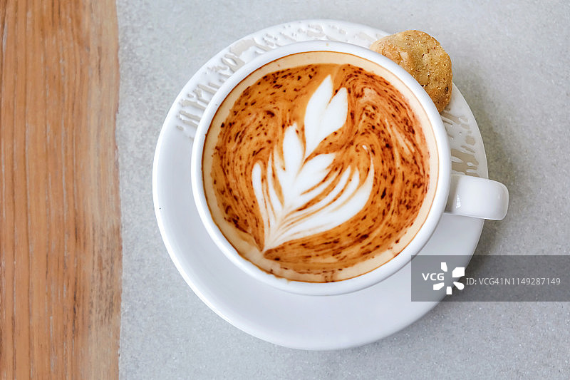 咖啡拿铁艺术配燕麦饼干图片素材