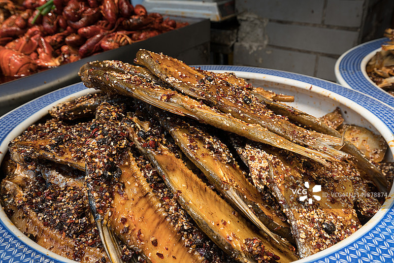 中国街头小吃:热咸鱼，武汉，虎埠街图片素材