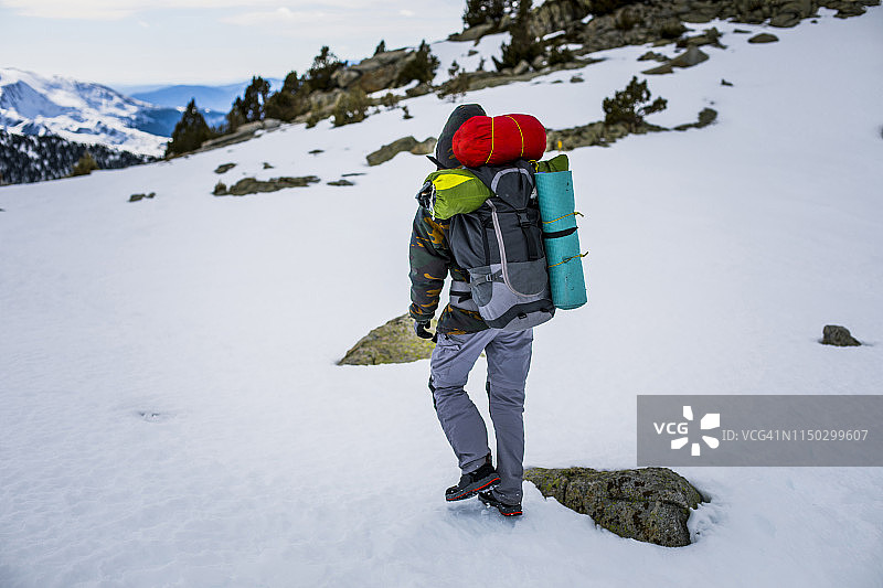 背双肩包的男人，雪山的背影图片素材