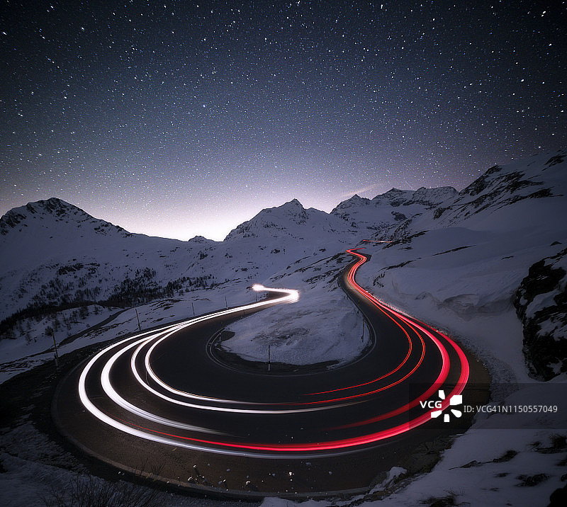 瑞士恩加丁Bernina Pass的汽车轨迹灯上的星星图片素材