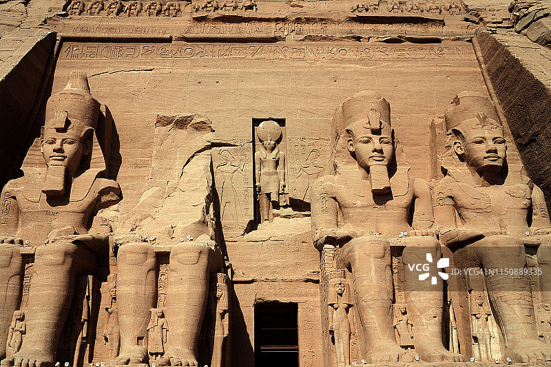 令人惊叹的建筑和法老拉美西斯二世的大雕像在阿布辛贝神庙附近的埃及阿斯旺图片素材
