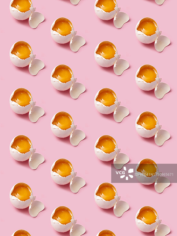 碎鸡蛋排列在粉红色的背景上图片素材