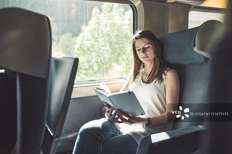 年轻女子在Tgv列车上看书，巴黎，法国，欧洲图片素材