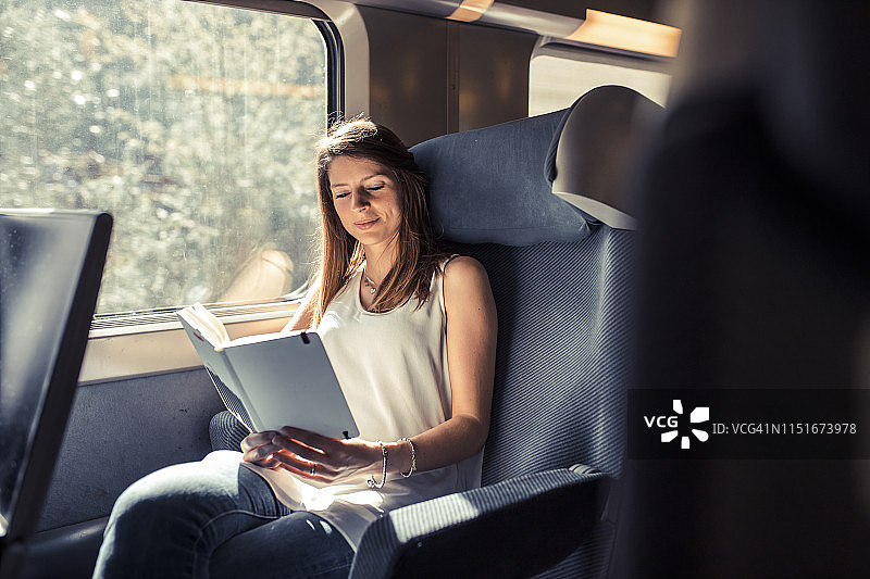 年轻女子在Tgv列车上看书，巴黎，法国，欧洲图片素材
