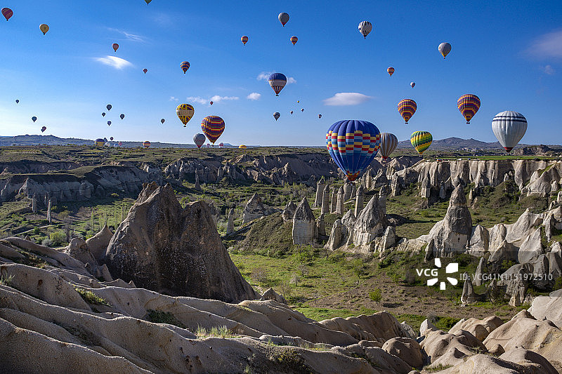 土耳其安纳托利亚中部，内夫塞希尔，卡帕多西亚的热气球图片素材