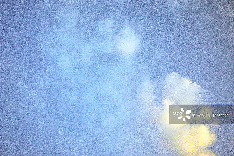 天空:清晨的蓝色和蓬松的云图片素材