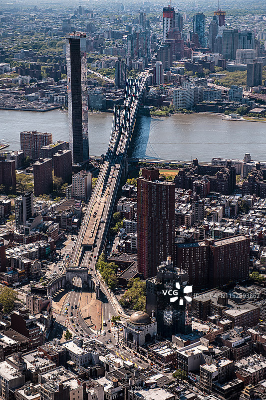从曼哈顿上空俯瞰布鲁克林一侧的纽约曼哈顿桥的直升机瞰图图片素材