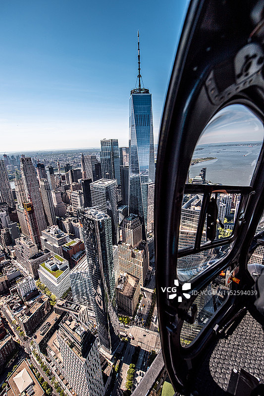 直升机驾驶舱的曼哈顿市中心图片素材